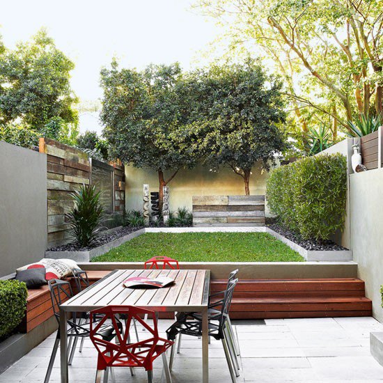Split-level courtyard with patio, lawn and rectangular table and chairs