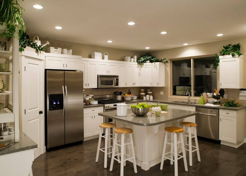 36 inspiring kitchens with white cabinets and dark granite ... De cuisine inspiration Cognac armoires