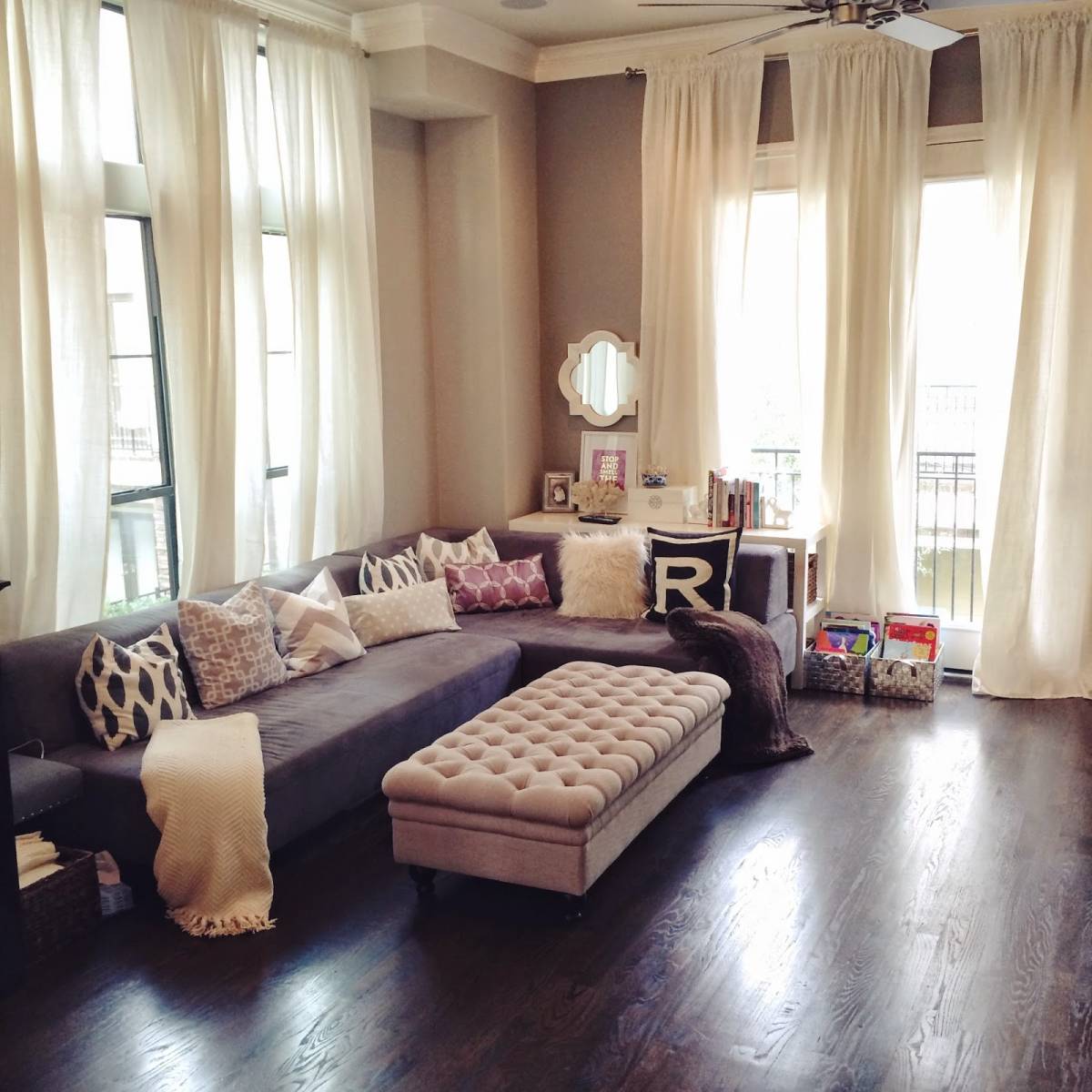 25 Cool Living Room Curtain Ideas For Your Farmhouse - Interior Design