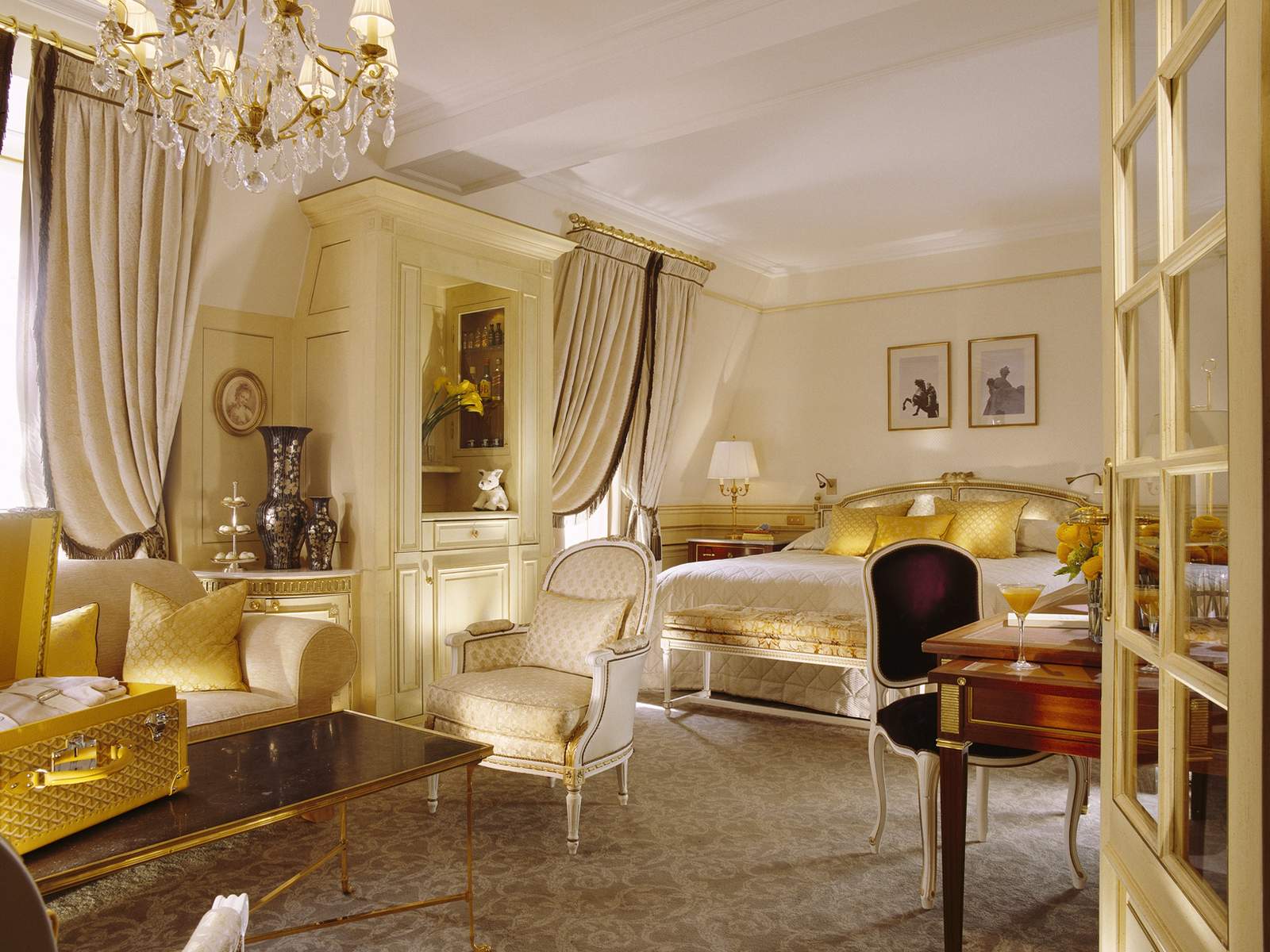 Unique English Bedroom Ideas for Large Space