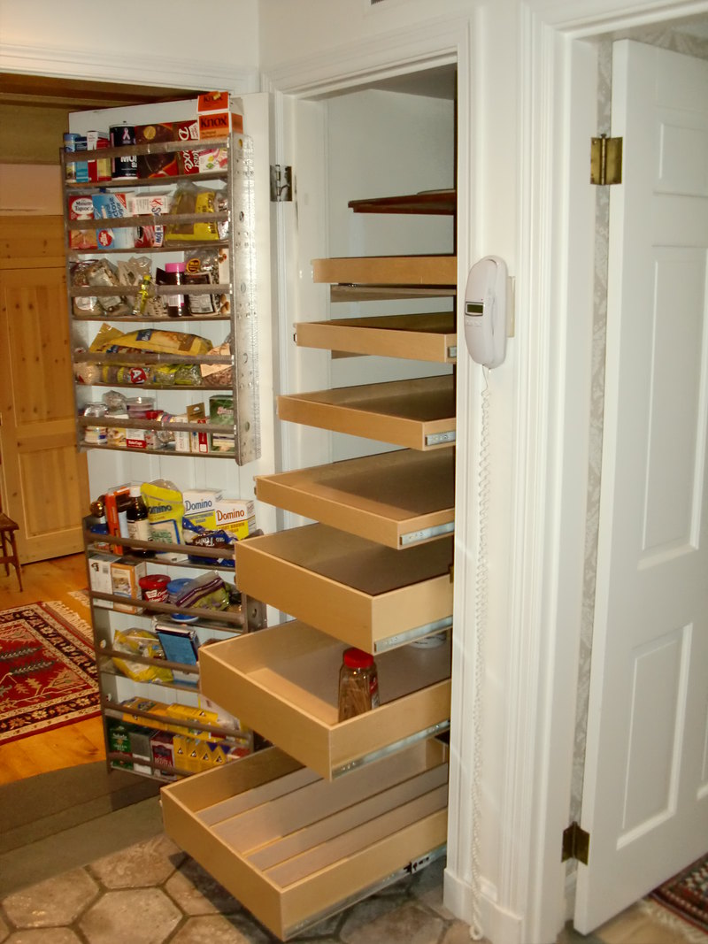 Corner pantry cabinet