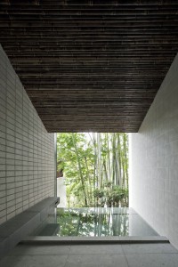 Japanese Soaking Tub with View of Forest | Gardenista