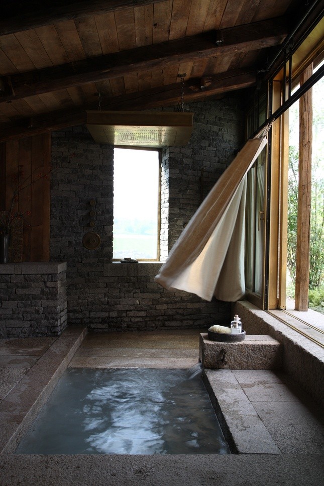 Japanese Soaking Tub with View of Forest | Gardenista