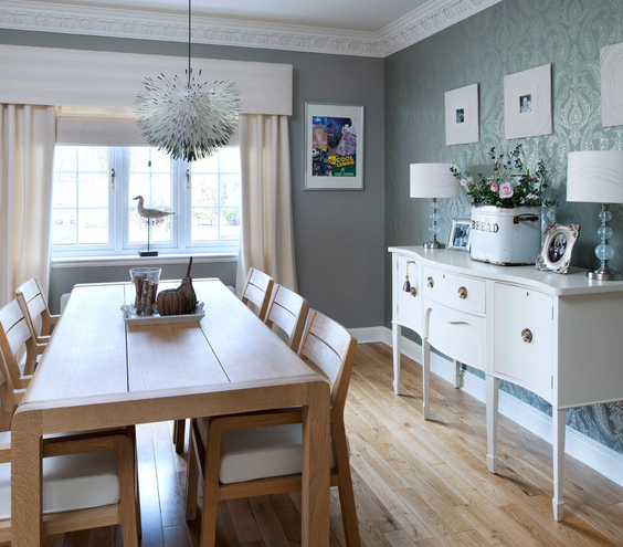 Subtle Pattern: Traditional damask wallpaper Traditional damask wallpaper
