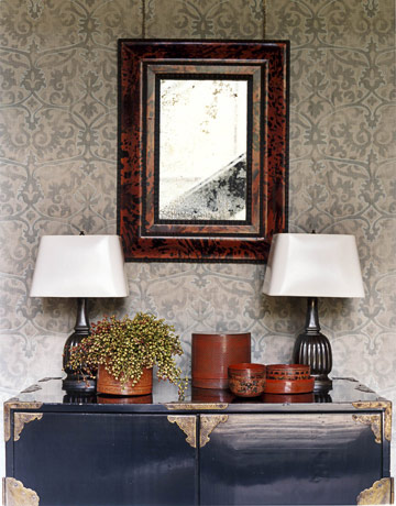 gray wallpapers in room