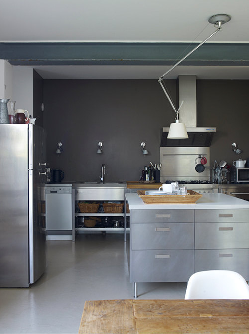 Extravgant-Sainless-Steel-Grey-Walls-In-Kitchen-Modern-Design-Ideas
