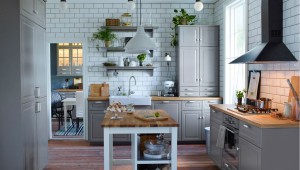 Traditional grey kitchen with BODBYN fronts, porcelain sink and free-standing unit with glass doors