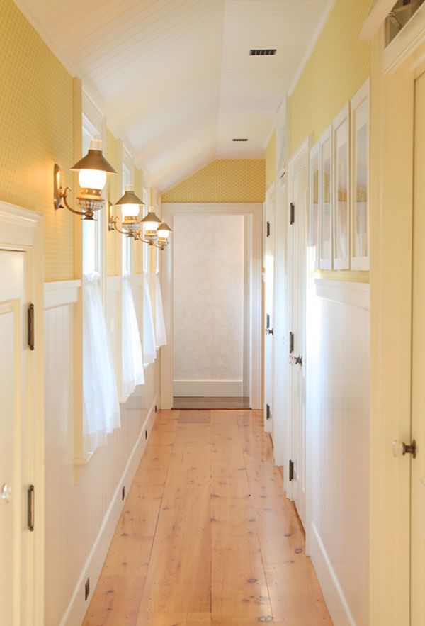 Traditional approach to scoonce lighting in the hallway