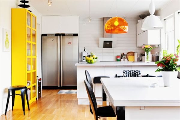 Sizzling orange brightens the white kitchen Sizzling orange brightens the kitchen in white