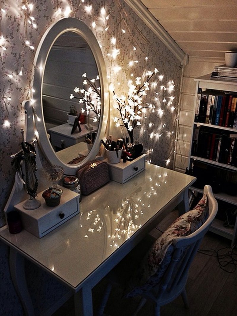 Dressing table mirror with lights