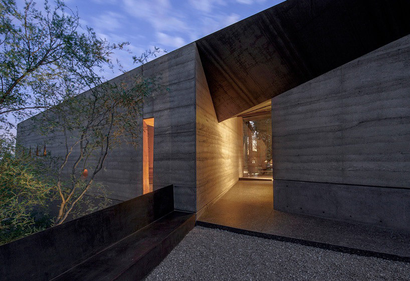 Desert courtyard house by Wendell Burnette Architects 1 Visionary Courtyard House Piercing the Deserts of Arizona