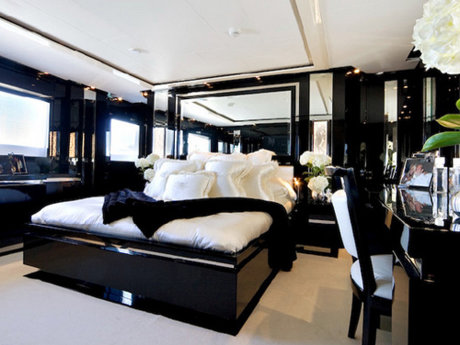 Elegant Bedroom Decoration in Black and White Theme Design
