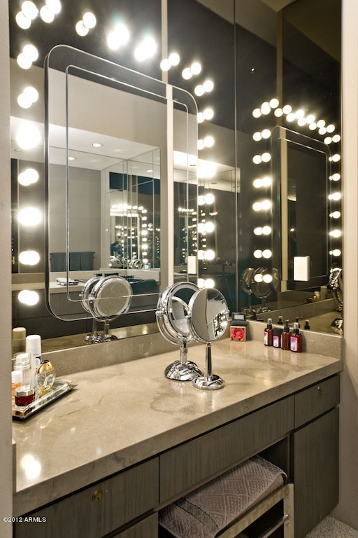 Bathroom mirror with light bulbs 
