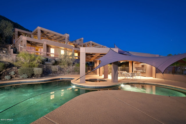 Modern desert house with swimming pool