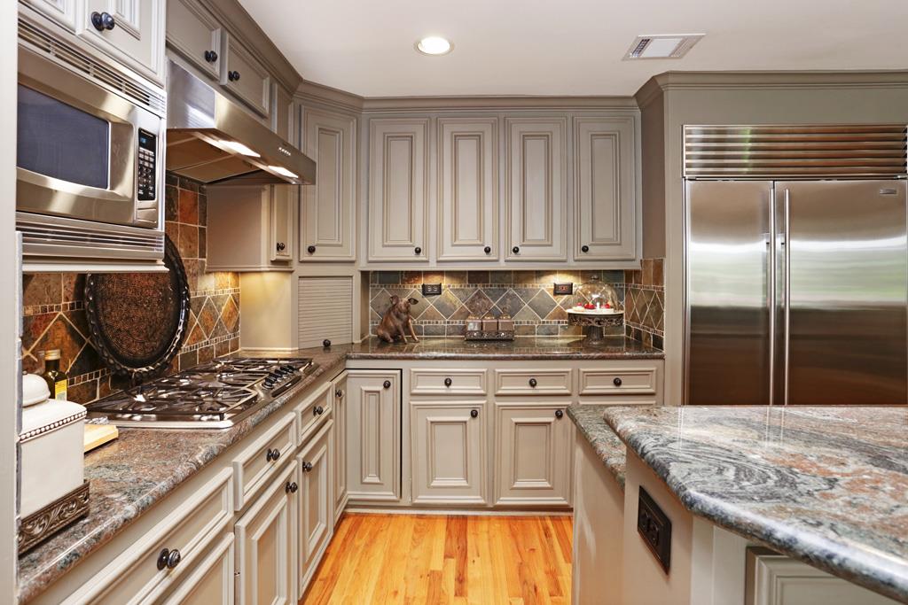 Molding Appliances Lighting: The Right Decision In The Kitchen Design.