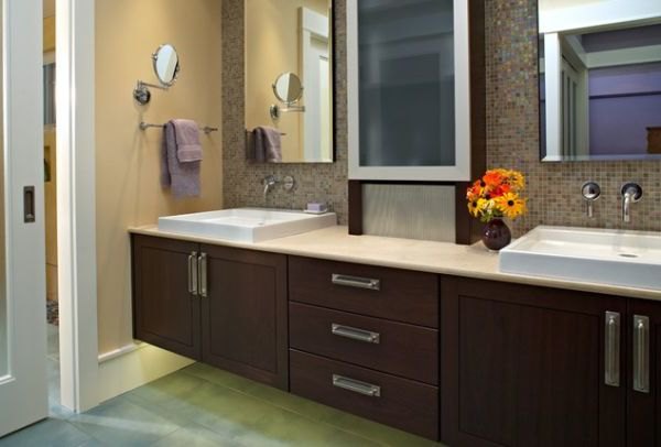 Suspended cabinets and sinks in generous dark tones