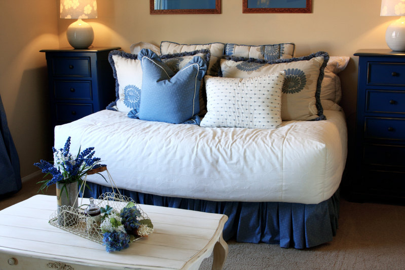 White and cornflower pillows obscure the bedding, and tie the room together beautifully.