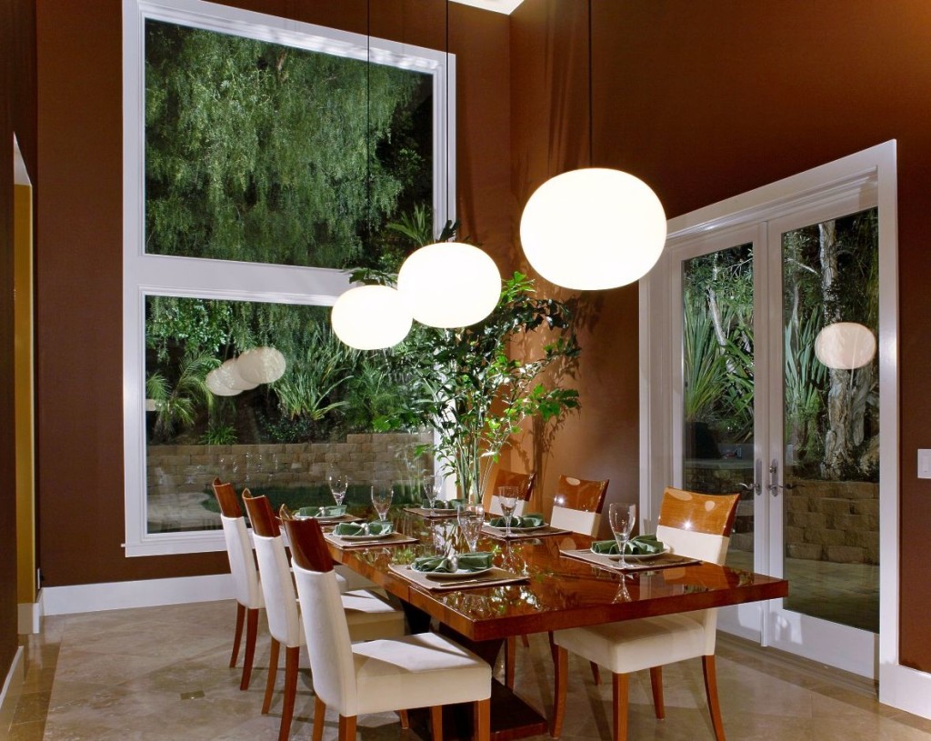 Excellent light fixtures: perfect combination with brown walls.