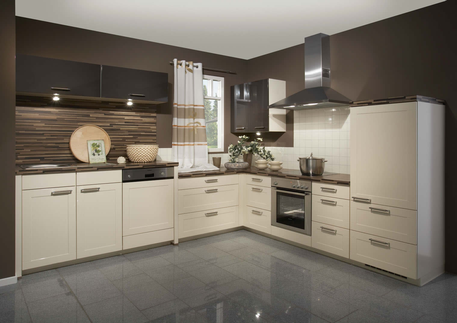 Nice High Gloss Kitchen Cabinets And Tiles