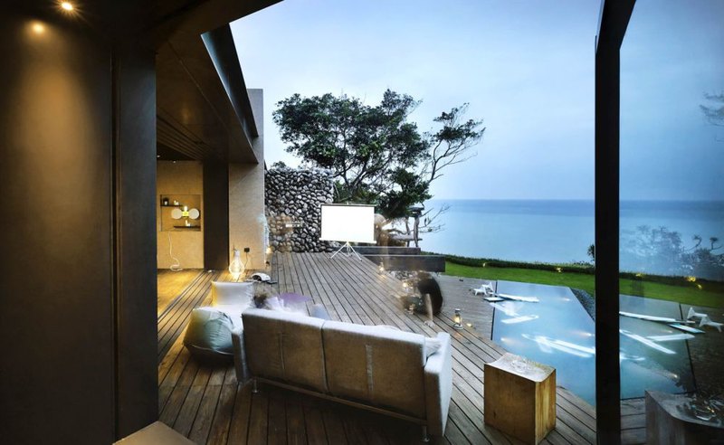the most beautiful seafront house ever (15)