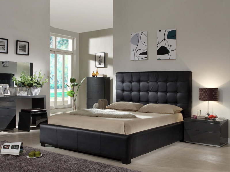Appealing Bedroom With Queen Bed Applying Tufted Headboard Furnished With Nightstand Also Desk And Drawers Of Black Bedroom Furniture And Completed With Soft Rug
