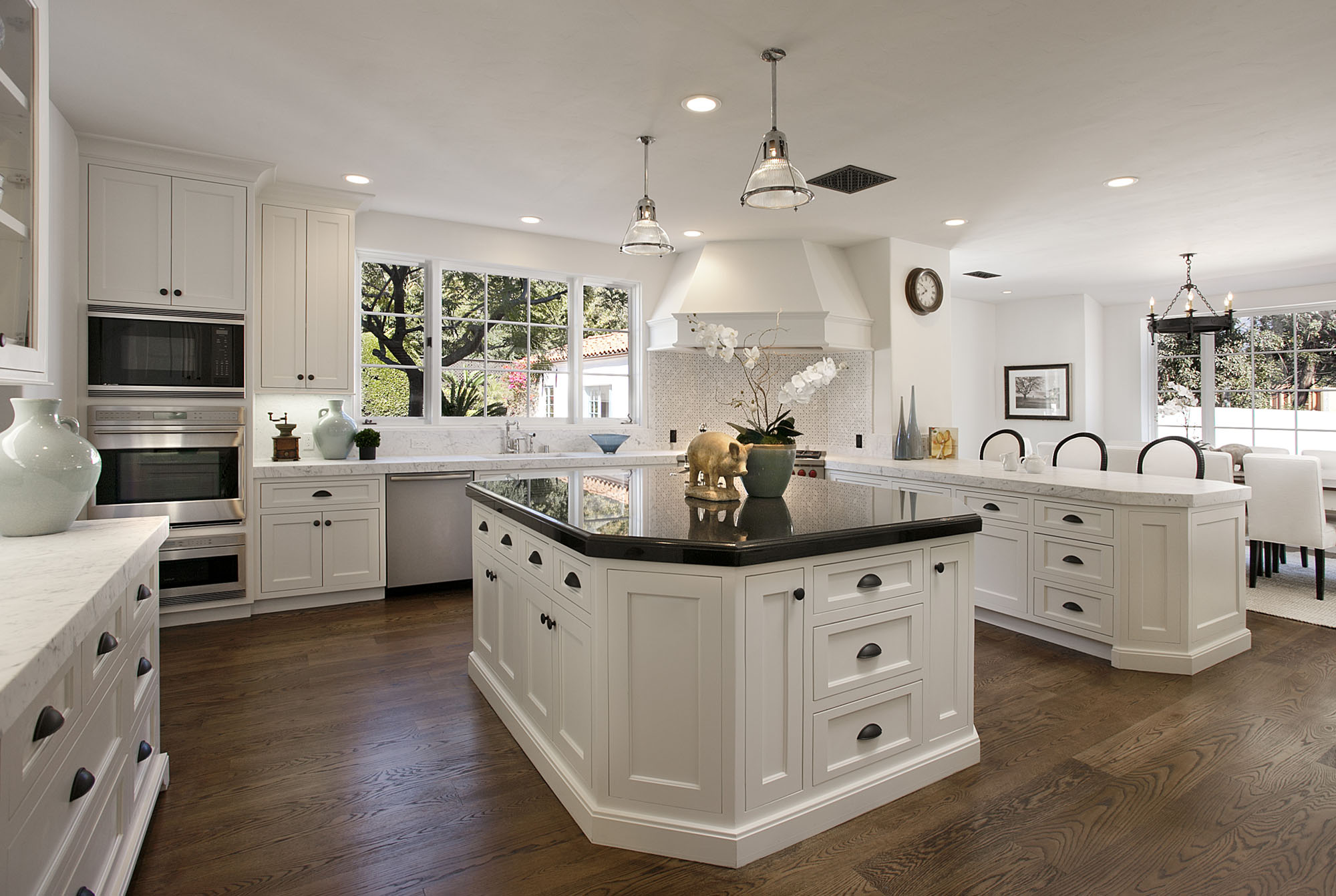 36 Inspiring Kitchens with White Cabinets and Dark Granite