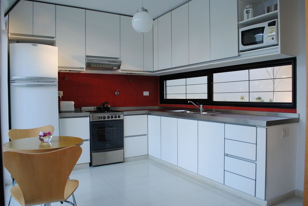 Simple and minimalist house kitchen design