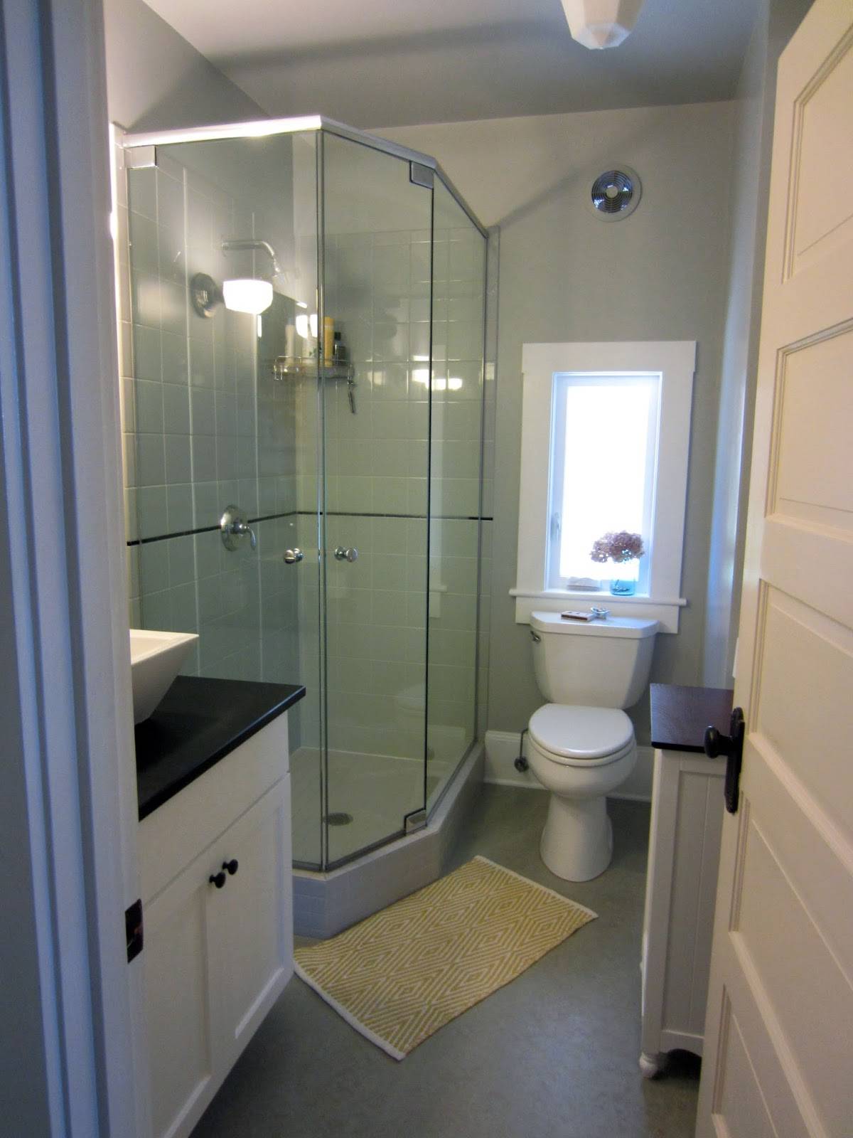 Well organized small bathroom