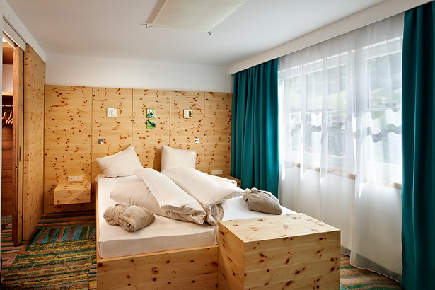 Bedrooms design in pine wood (18)