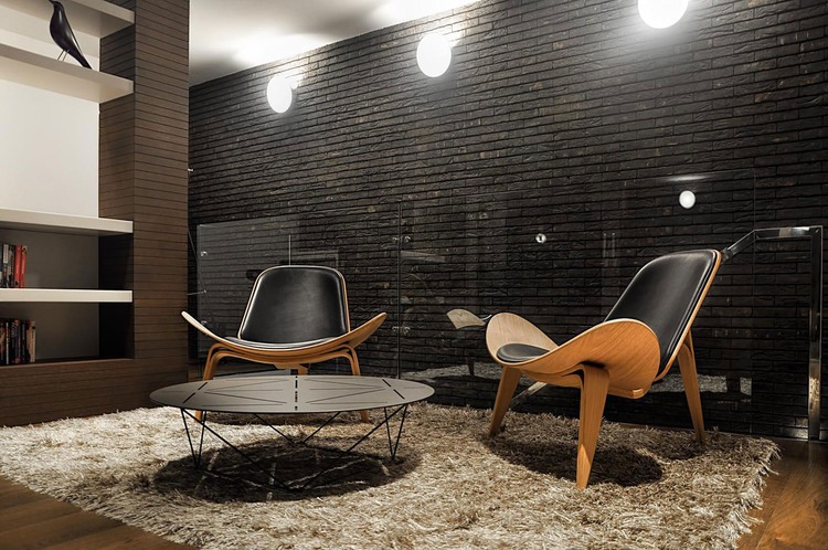 Lovely black wall contrast to rustic chairs and gray rug