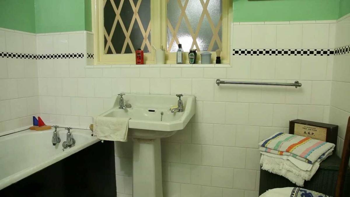 1940s bathroom colors