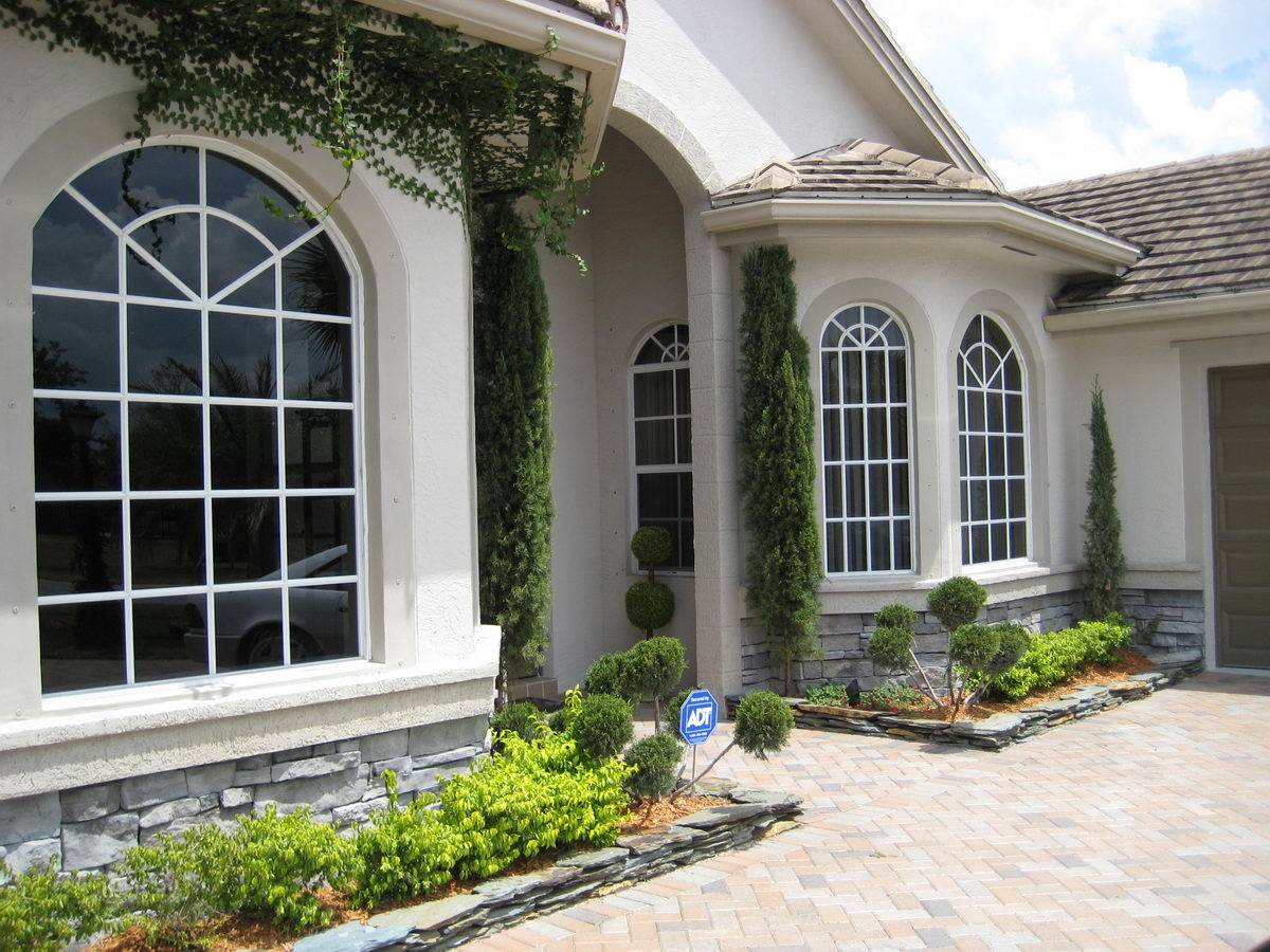 Featured image of post House Window Design Outside / Garden windows are designed to house a small garden or planter box from the inside of your home, offering access to direct sunlight for your plants while shielding them from the elements.