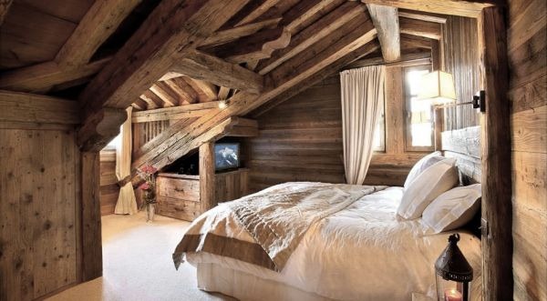 Luxury rustic bedroom furniture ideas Skicourchevel wood ceiling beams