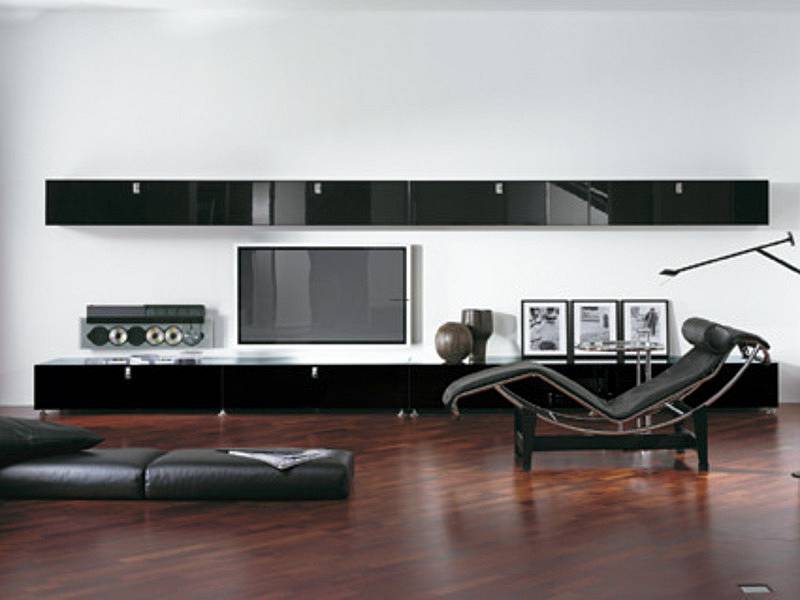 Coll wall-mounted tv in living room with minimalist black furniture
