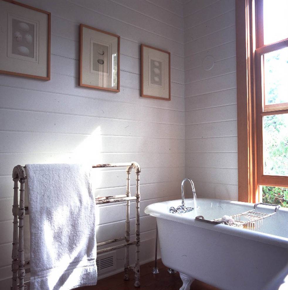 Vintage 1940s bathtub alongside towel rack