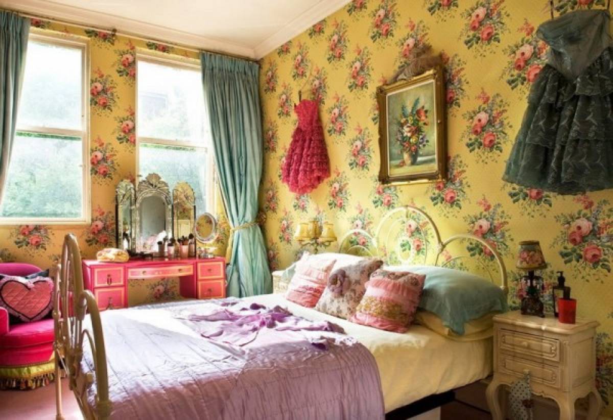 bedroom-interior-with-cool-wallpapers-12
