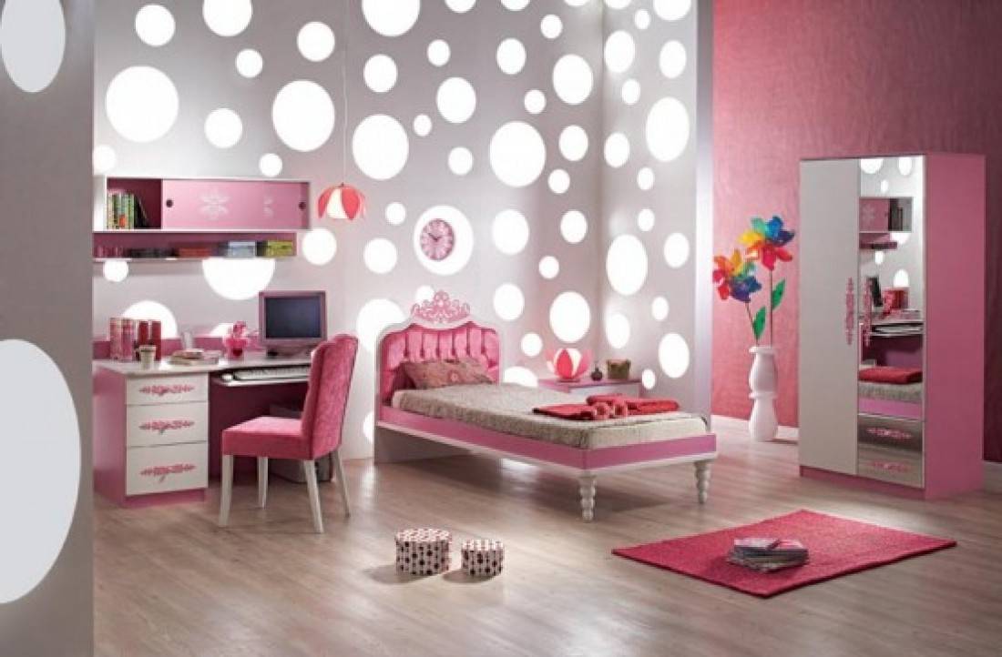 bedroom-interior-with-cool-wallpapers-4