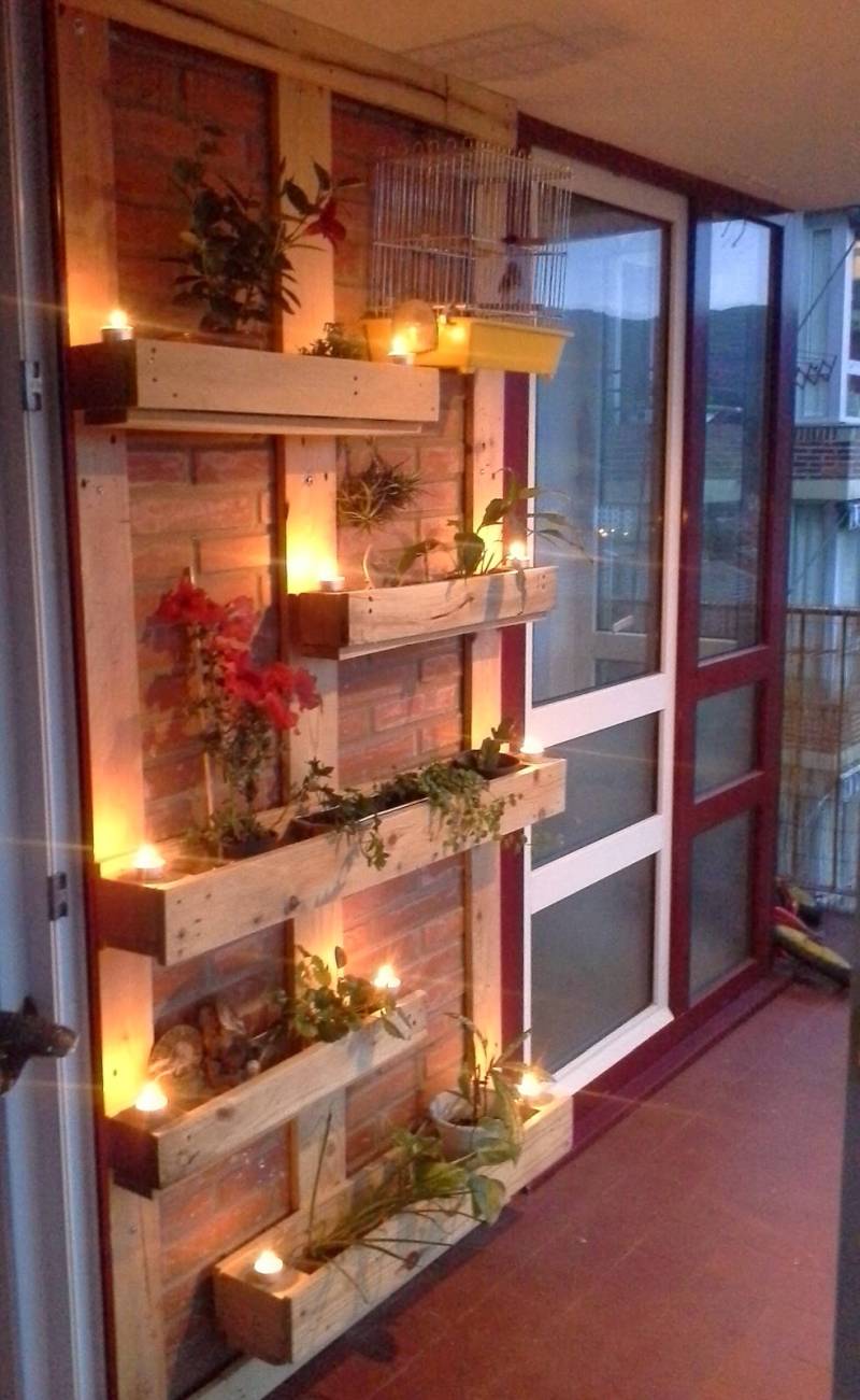 02-garden-on-balcony-scrap-wood-homebnc