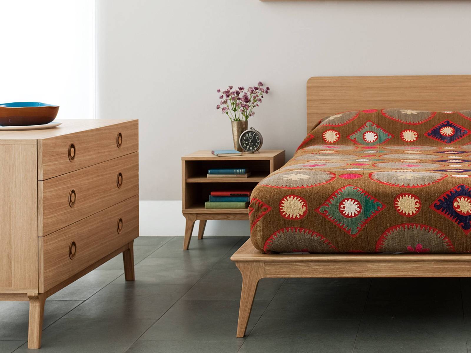 25 Amazing Ideas Of Bedside Tables For Small Spaces