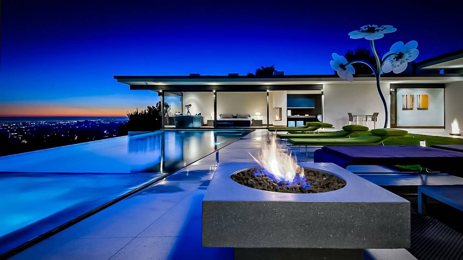 Luxury Mansion In Los Angeles