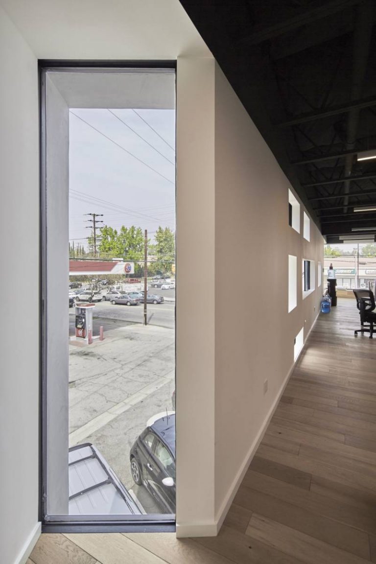 THAXTON AND ASSOCIATES OFFICE & RETAIL BUILDING Interior Design