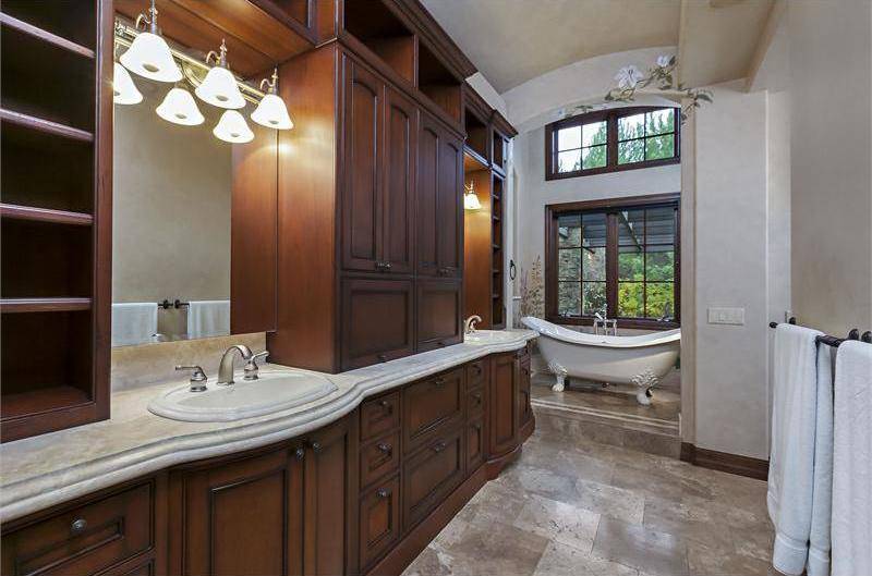 Cool old-fashioned bathroom