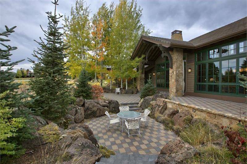 Simple small romantic outdoor dining area