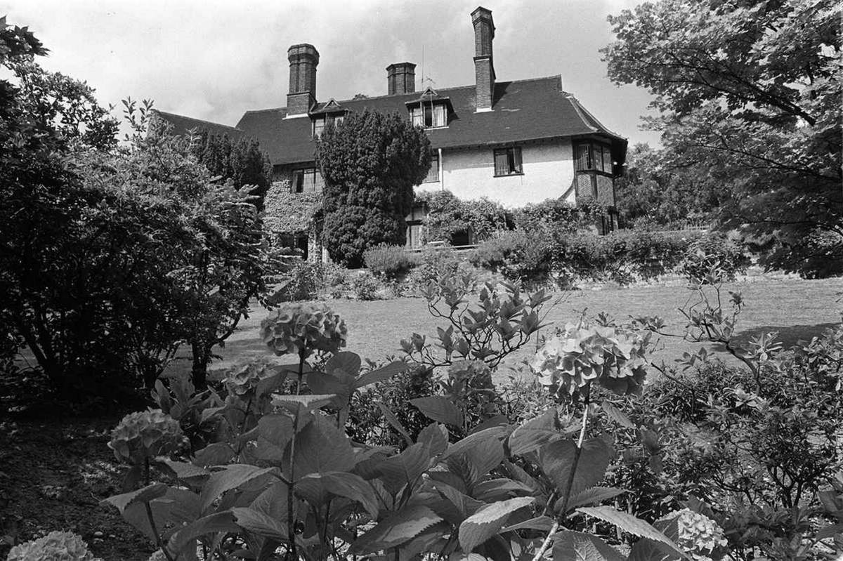 31-historical-photos-john-lennon-former-kenwood-home-wood-lane-st-georges-hill-weybridge-surrey-uk