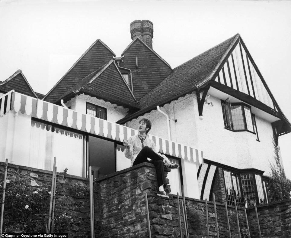 32-historical-photos-john-lennon-former-kenwood-home-wood-lane-st-georges-hill-weybridge-surrey-uk