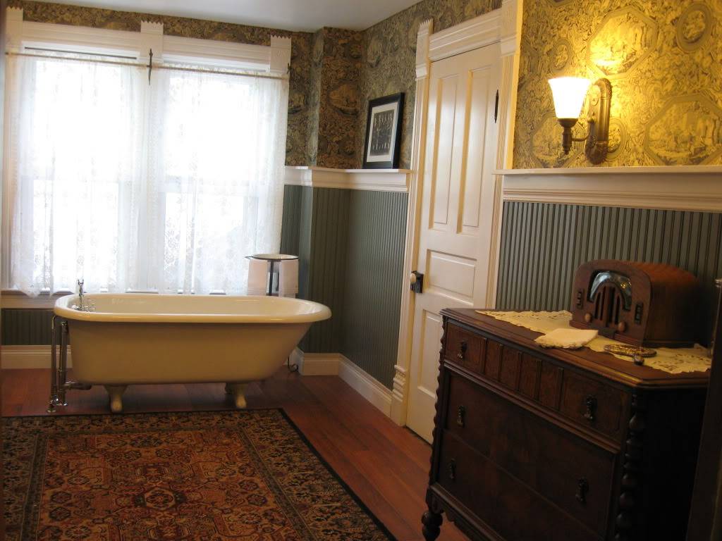 Victorian bathroom beadboard