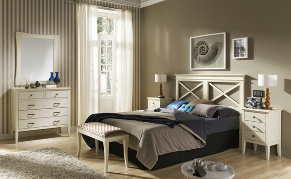 beige wallpaper white wood furniture scratches IBGE gray bed