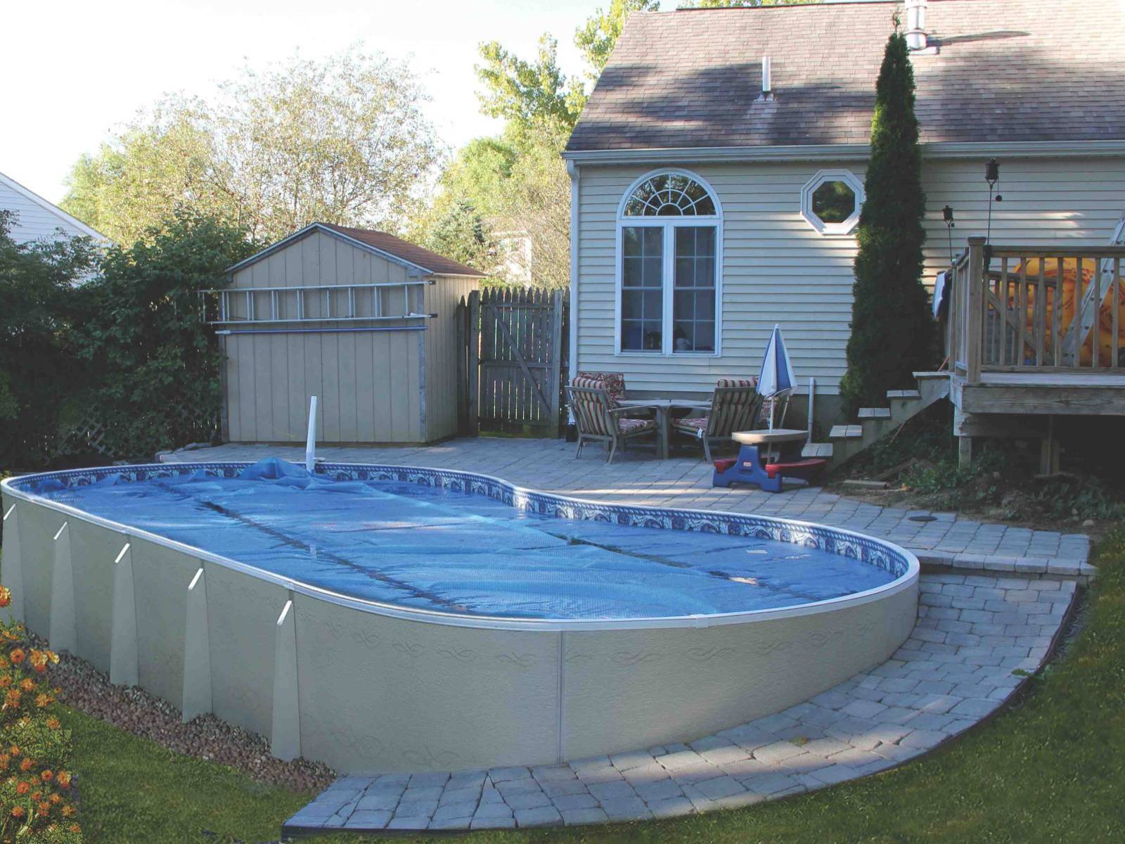 Modern Outdoor Above Ground Swimming Pool with Simple Decor