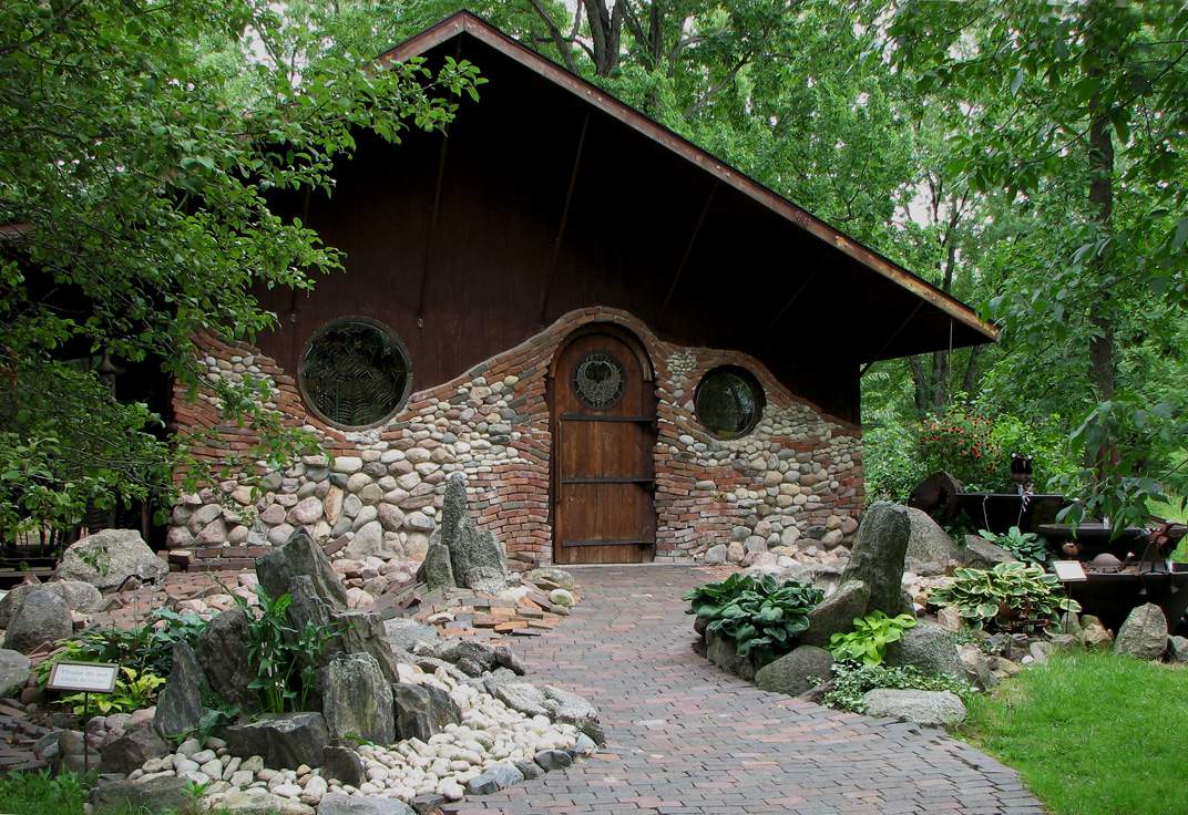 Hobbit-house-airbnb