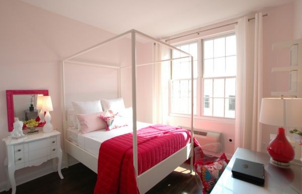 Beautiful-bedroom-in-light-pink-accentuated-by-fabric-and-decor-in-hot-fuchsia